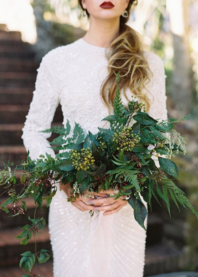 اطلالتك البيضاء مع باقة الزهور الخضراء الزمردية تزيدك سحرا و انوثة