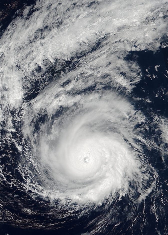 اعصار في هاواي وعاصفة في فلوريدا