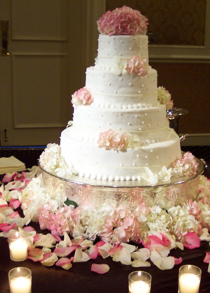 افكار جميلة لزينة طاولة كيكة زفافك بالشموع والزهور