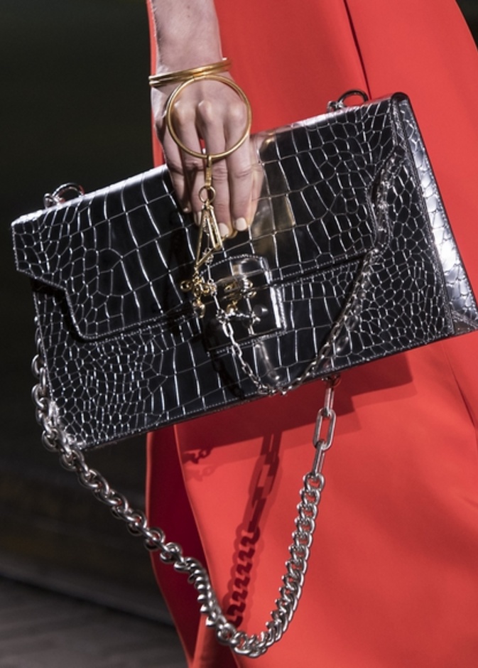 اكسسوارات 2017 مع شنطة مالبيري Mulberry العريضة التي تأتي مضلعة ومزخرفة