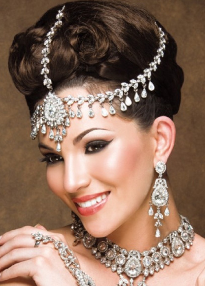 عروس ترتدي طقم اكسسوار