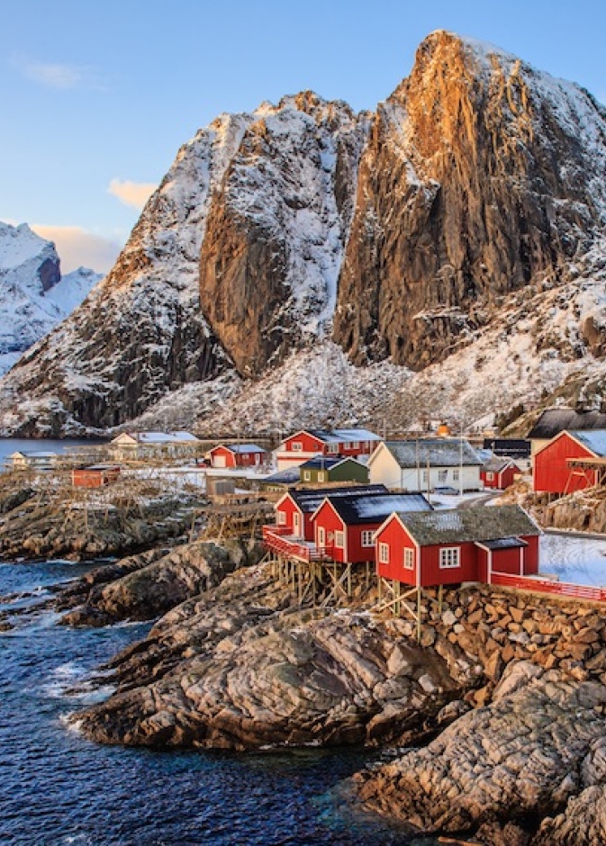 اكواخ الصيادين الجميلة المحاذية للمياه