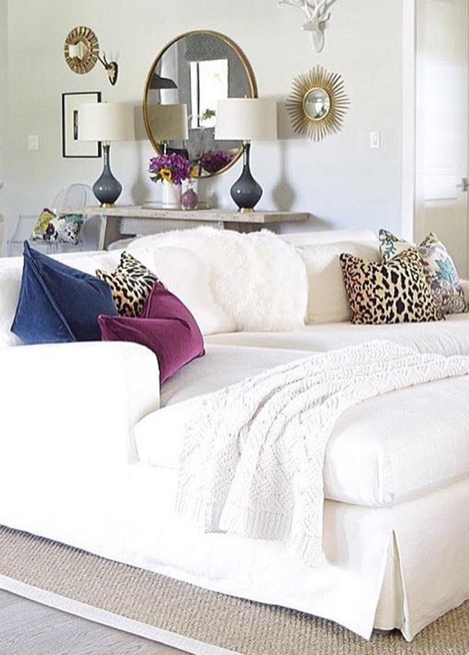 الأبيض ووسائد غامقة لمنزل أنيق 