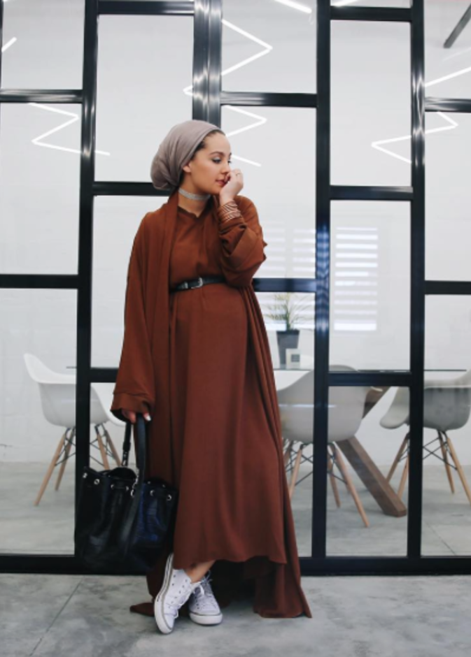 الأحذية الرياضية أساسية في إطلالات الحوامل نسقيها مع الفساتين الطويلة والأنيقة بالقصّات البسيطة على طريقة المحجبة آسيا