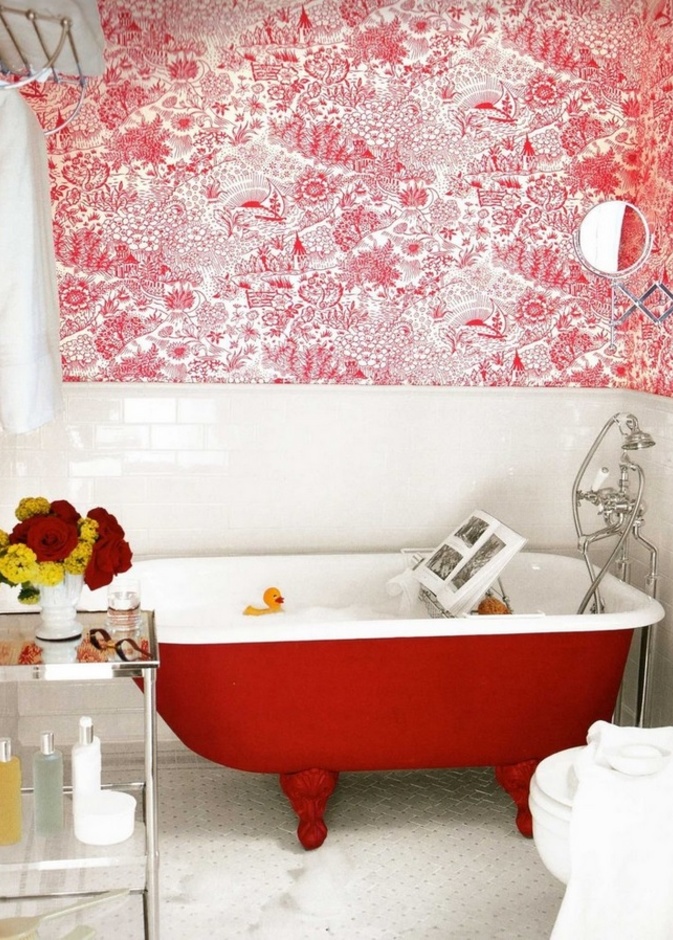 الأحمر في الحمام مثالي مع اللون الأبيض