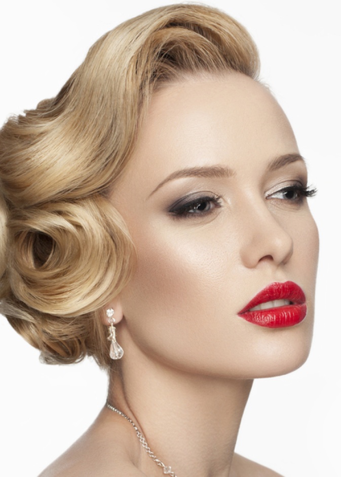 الأحمر مثالي على شفتيك أيتها العروس