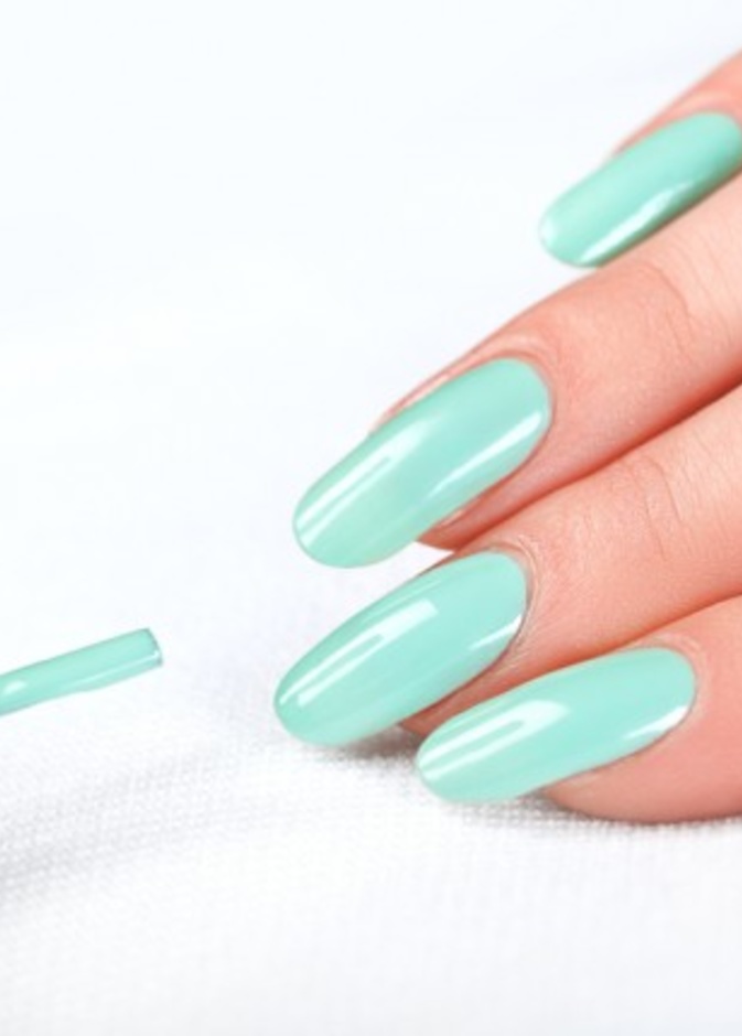 الأخضر الفاتح لأظافر ناعمة