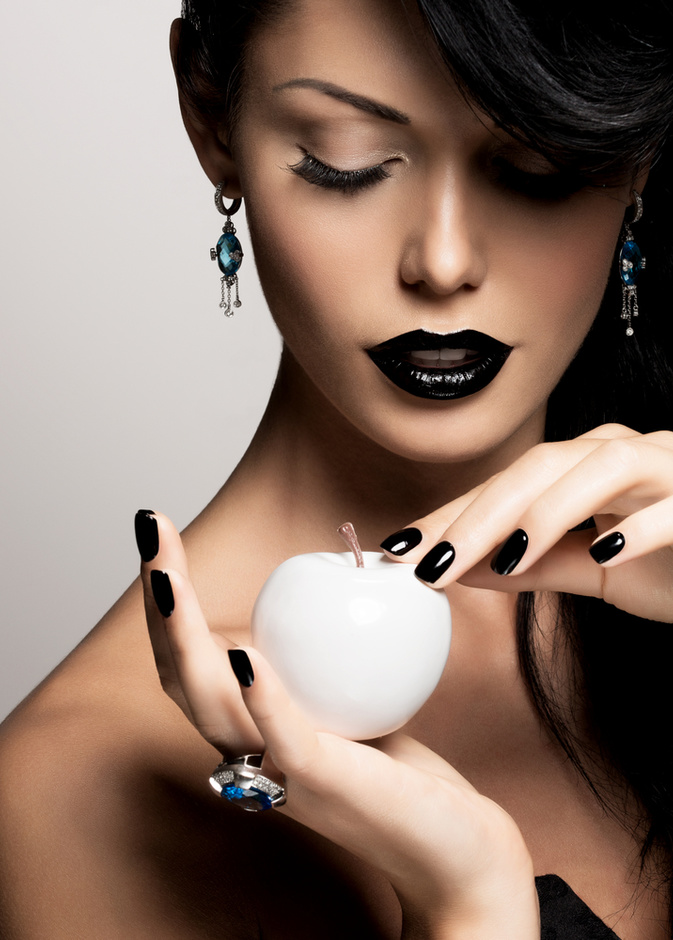 الأسود سيد الألوان على أظافرك