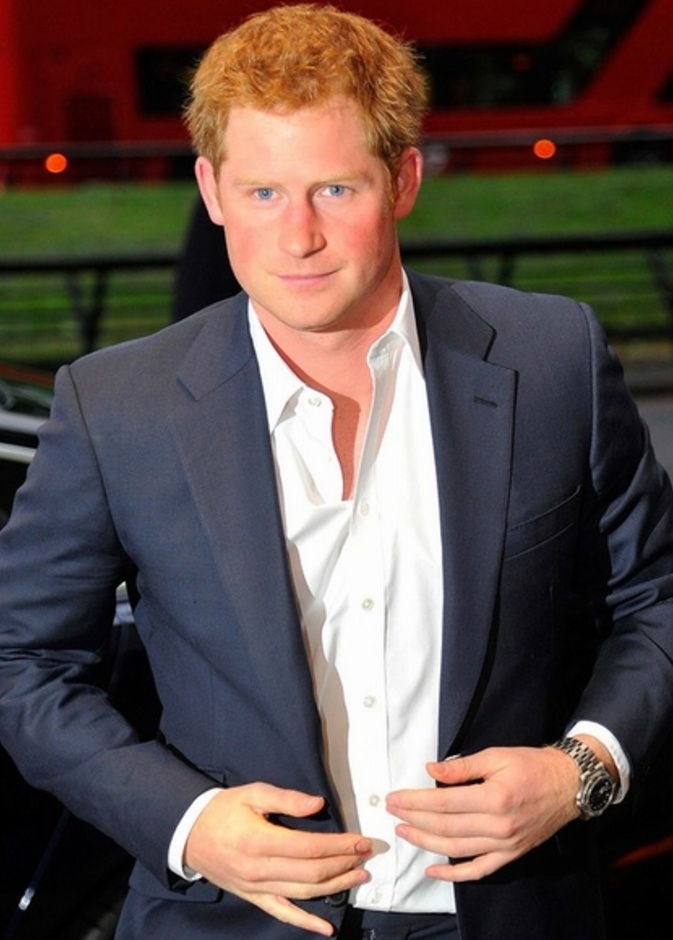 الأمير هاري في البدلة الرسمية من دون ربطة عنق