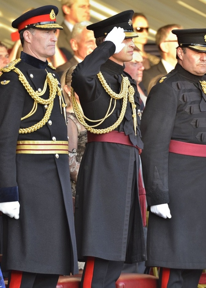 الأمير وليام سعيد بالتحية في Beating Retreat