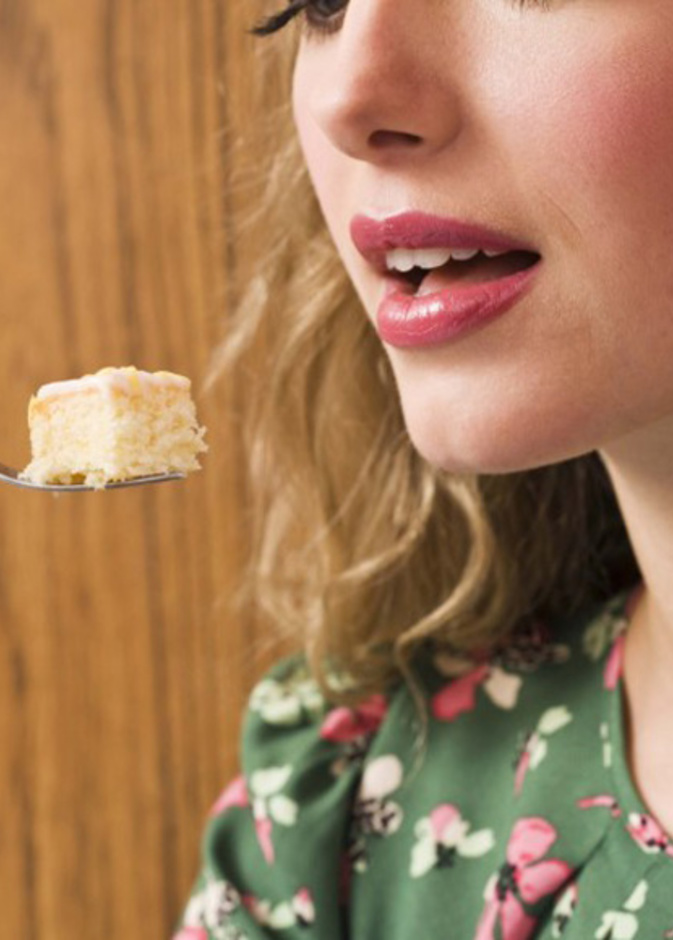 تذوق كيكة حفل الزفاف