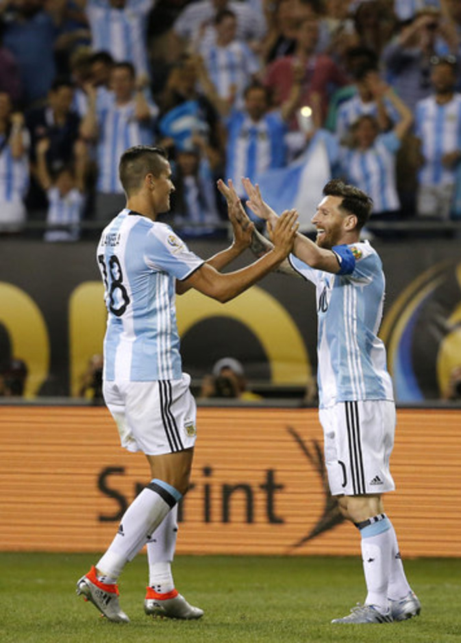 هاترك ميسي يقود الارجنتين إلى ربع النهائي