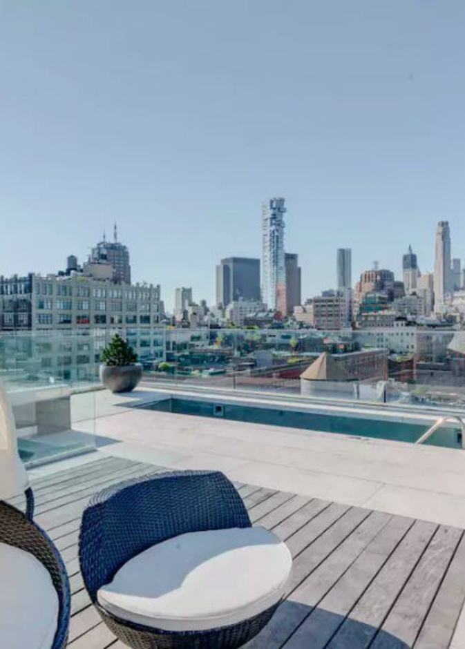 الاطلالة المبهرة لشرفة السطح على المدينة