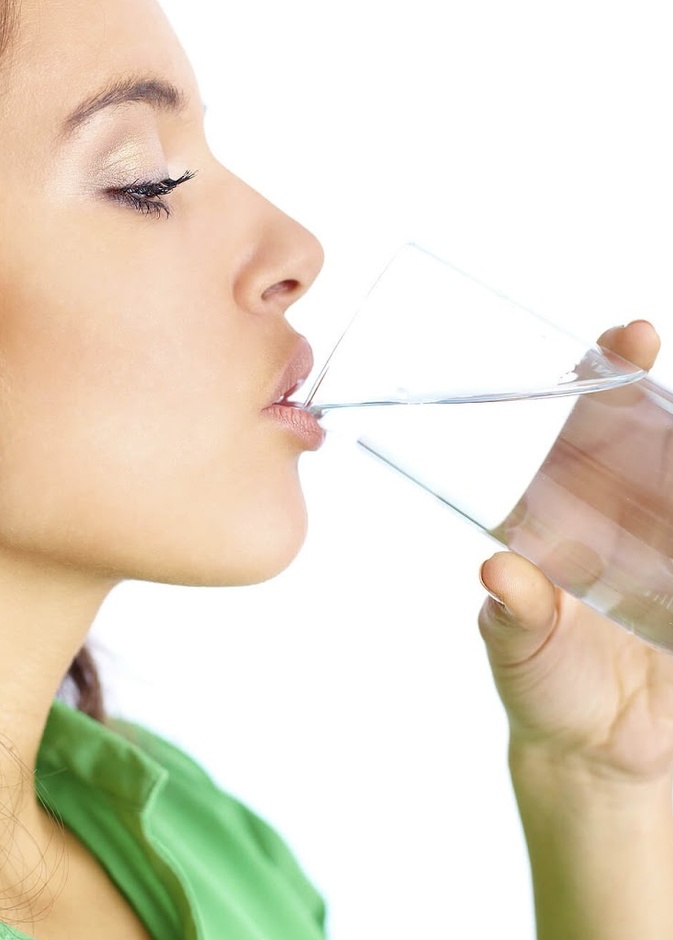 الاكثار من الماء مهم في علاج البشرة الجافة