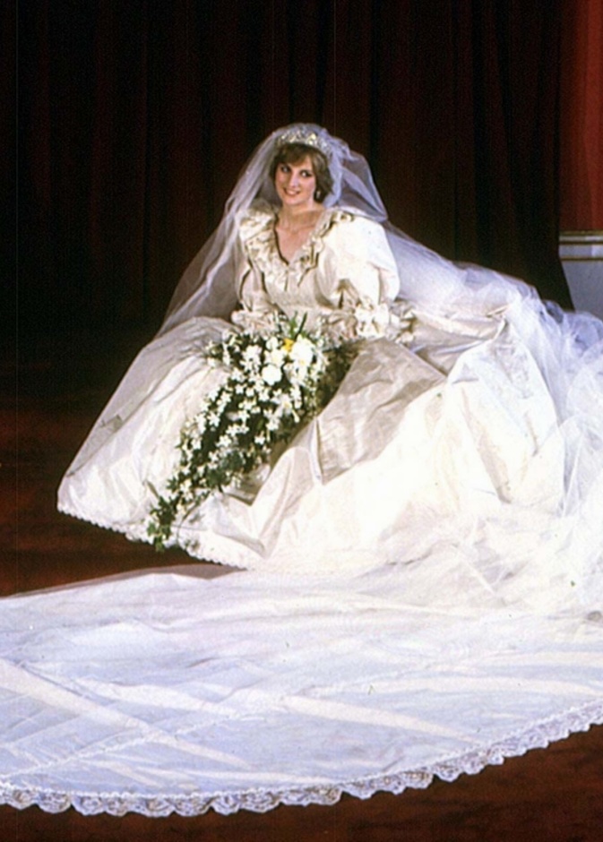 الاميرة ديانا بفستان زفافها