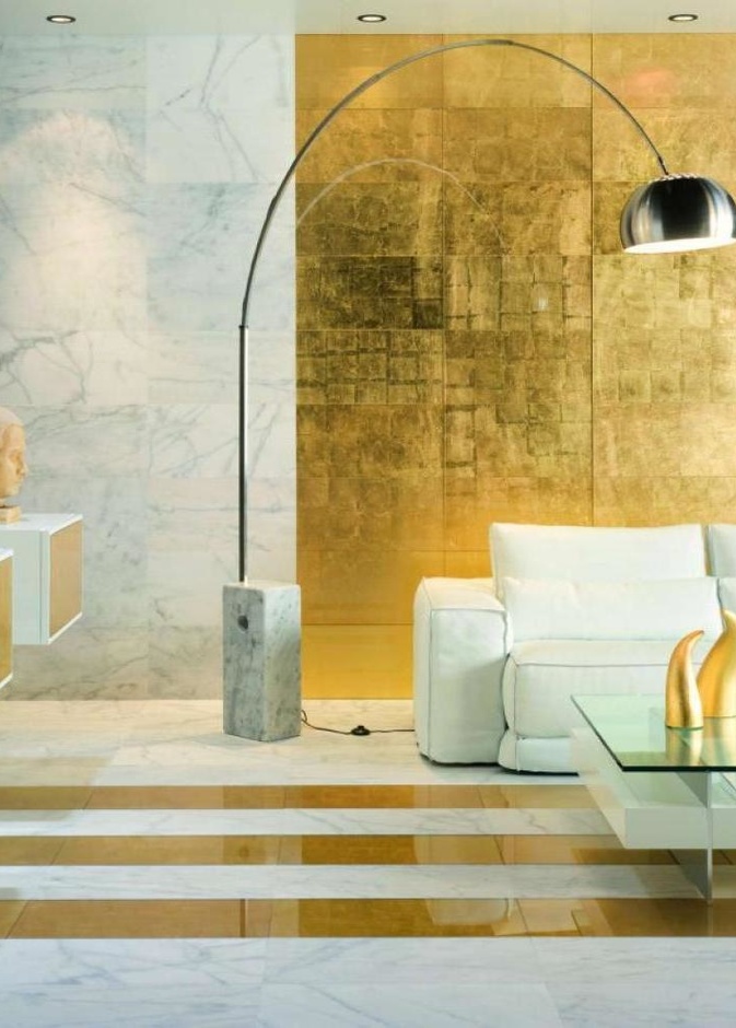 الانسجام بين الجدار الذهبي الأصم و التقليمات باللونين الأبيض و الذهبي على الجدار الآخر 