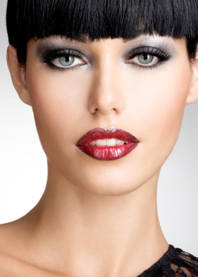 الأحمر المخملي لن يغيب عن شفتيك