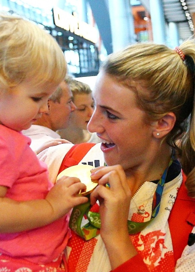 البعثة البريطانية تلقت استقبالا حارا في المطار