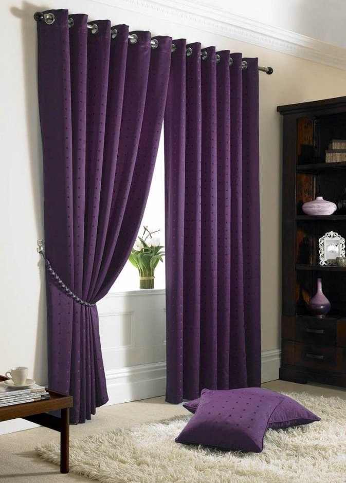 البنفسجي يليق بالسجادة البيضاء