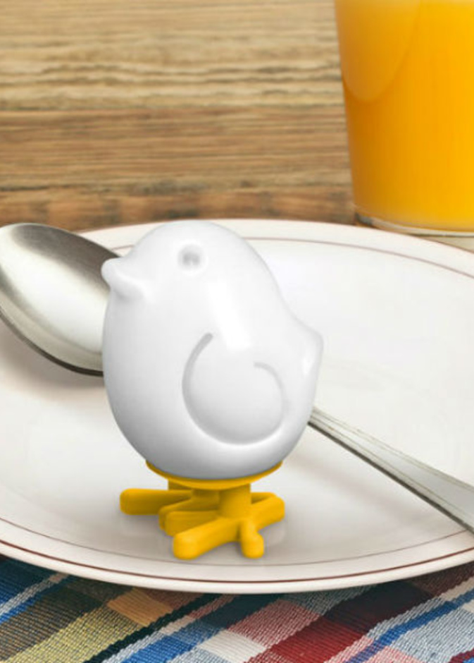 البيضة بهيئة كتكوت مسلوق على مائدة الطفل