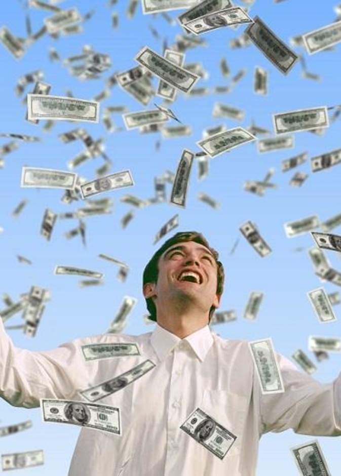 التحقيق مع ثري عربي يرمي بأكثر من 22 ألف دولار في الشارع