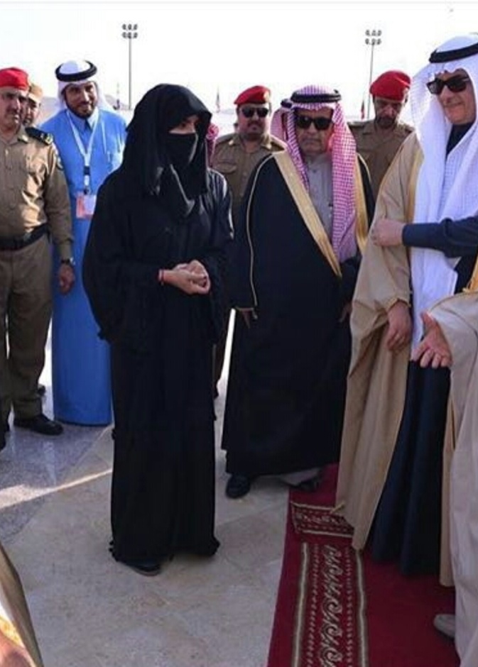 التشكيلية نورة بن سعيدان تسلم امير الرياض اللوحة في ختام البطولة