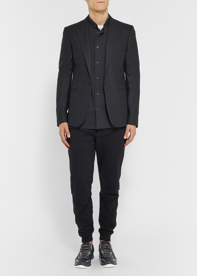 الحذاء الرياضي من لانفان مع بنطلون وبليزر أسود