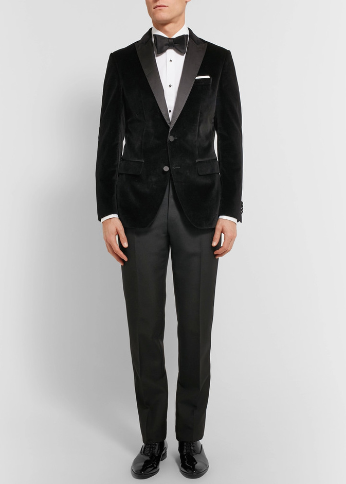 الحذاء اللماع يليق بتوكسيدو من المخمل