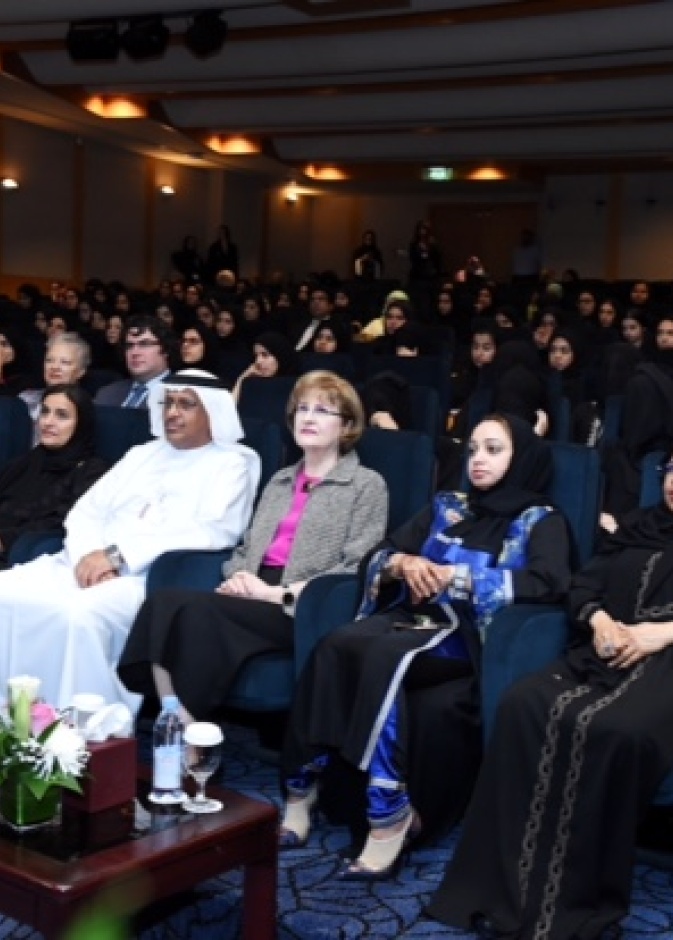 الحضور يتابعون الاحتفالية