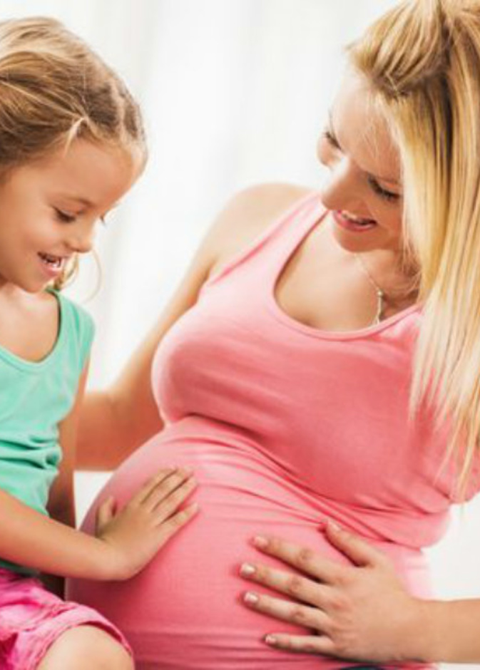 الحمل و الولادة .. كيف تصفينها لطفلتك المتشوفة للمعرفة