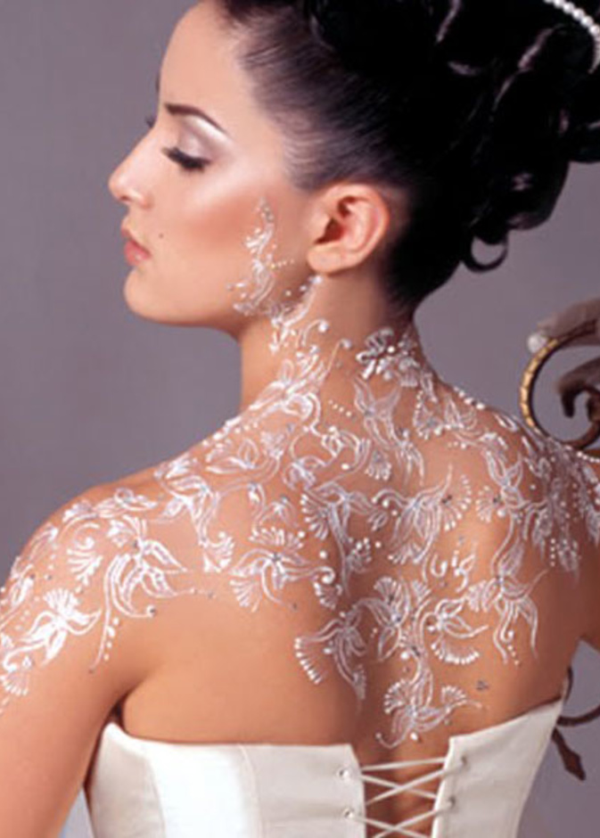 نقشات من الحناء البيضاء على كامل اليد