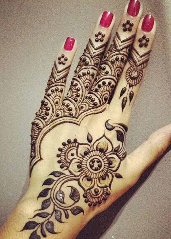 نقشة حناء بشكل الورود أكثر إنوثة