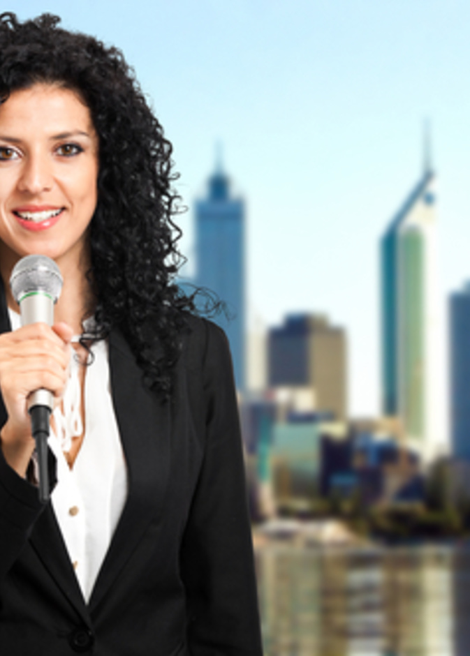 بالفيديو: موجة مائية تطيح بمراسلة على الهواء مباشرة