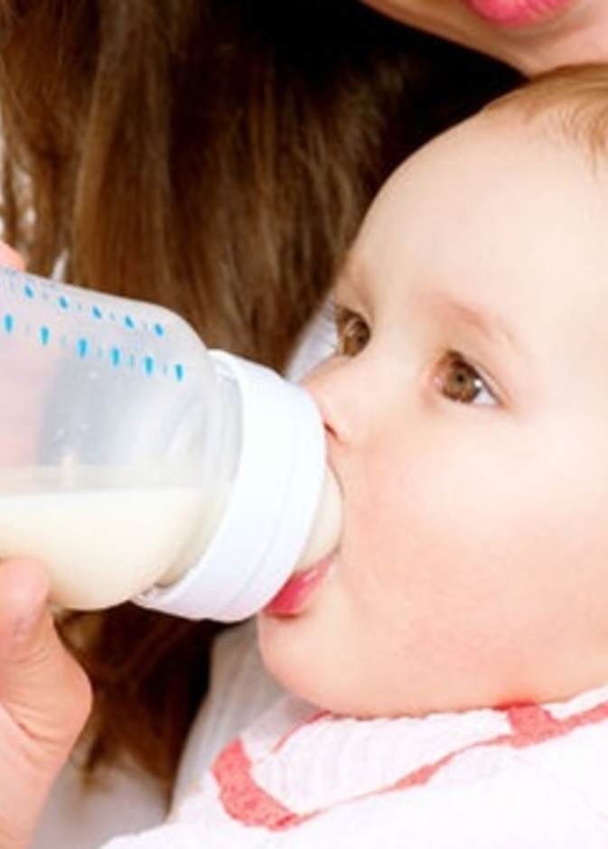 الرضاعة الصناعية قد تودي بحياة طفلك لهذه الأسباب