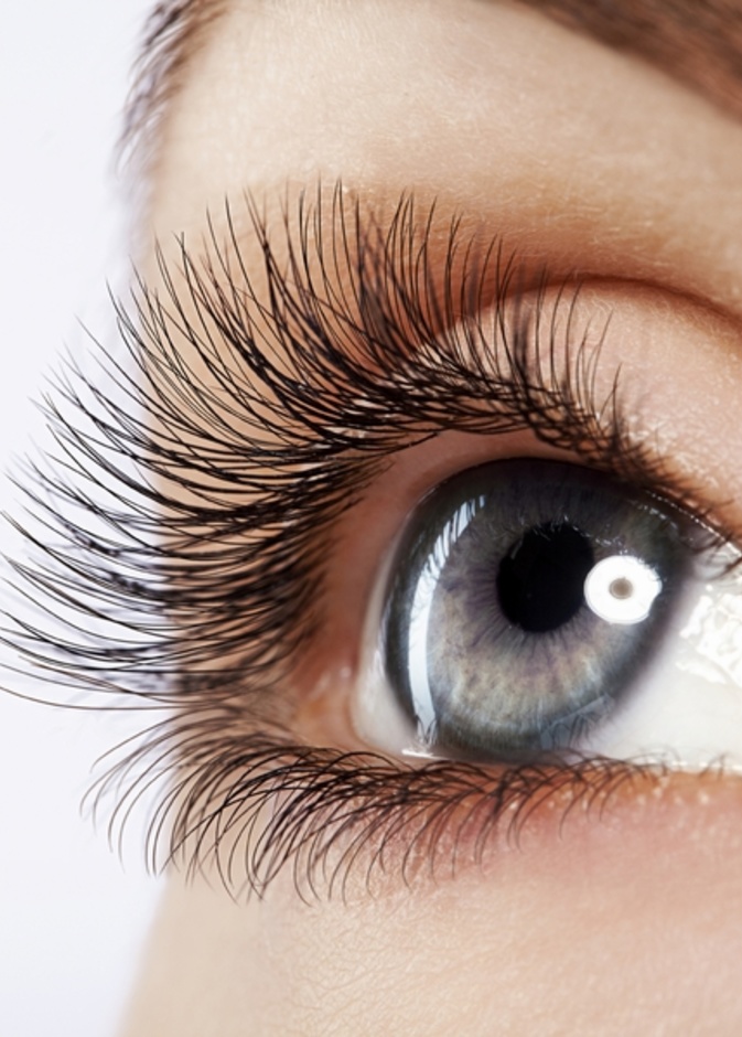 كيف تهتمين بجمال رموشك قبل الزفاف