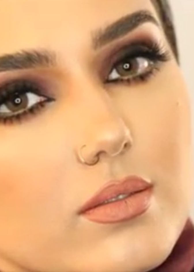 الرموش السفلية تعطي مساحة للعين 