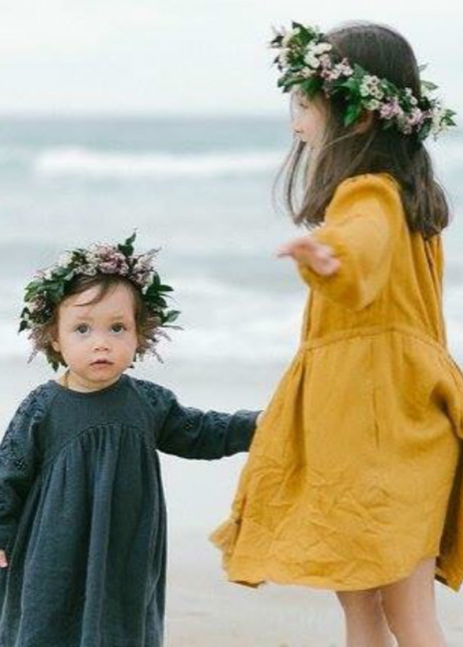 الزهور أكاليل على رأس البنات