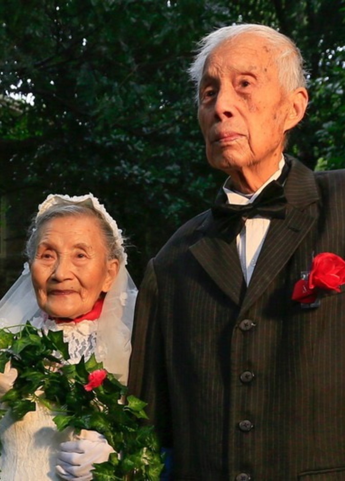 زوجان صينيان يعيدان صور زفافهما بعد 70 عاماً