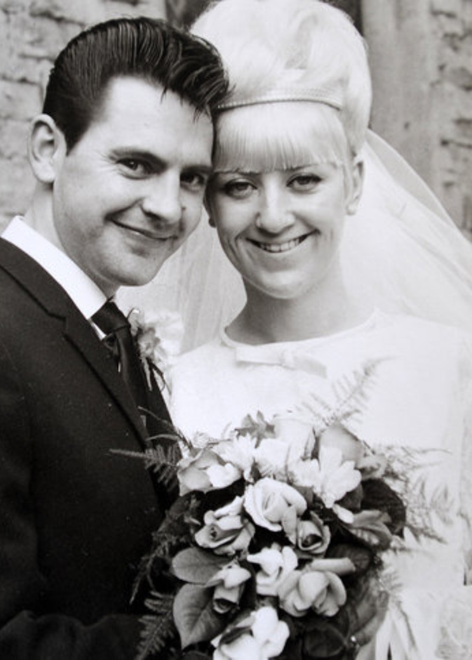 الزوجان كارل وجيم ستانفيلد في حفل زفافهما