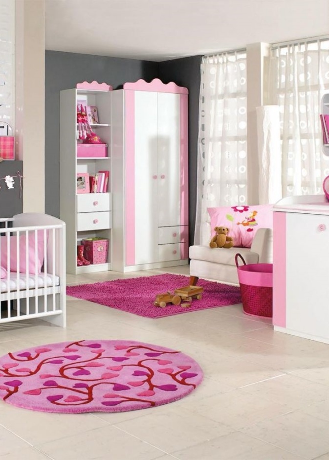 السجاد الزهري أنيق في غرفة طفلتك