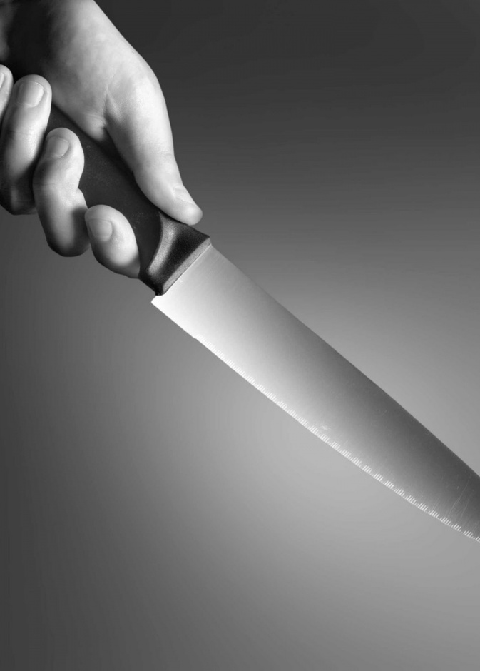 بالفيديو: متسابق مواهب يصيب مساعده بالسكين مباشرةً! 