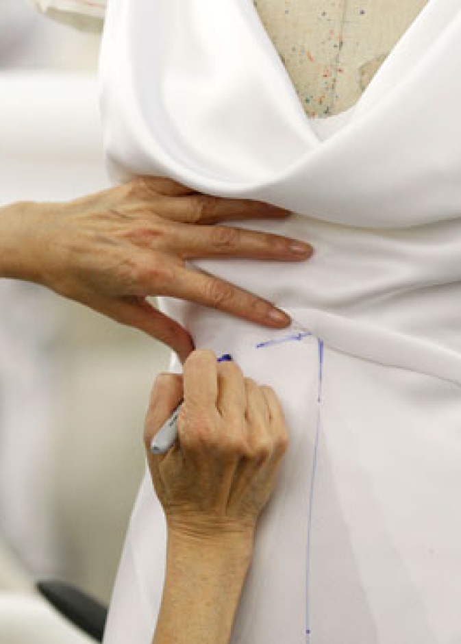 السماح للخياطة بأخد المقاسات الصحيحة