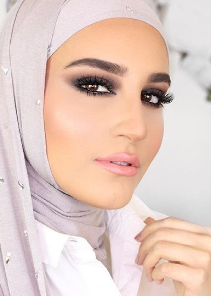 السموكي الأغمق و الأجمل للشتاء بمكياج ناعم 