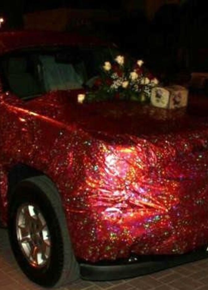 السيارة مغلفة كهدية