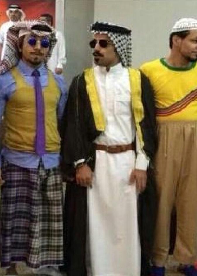 الشباب بالملابس الغريبة