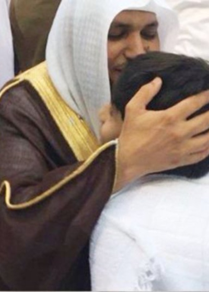 الشيخ ماهر المعيقلي يقبل غانم المفتاح