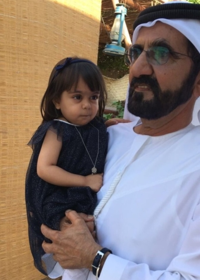 الشيخ محمد بن راشد مع الطفلة مهرة الشحي