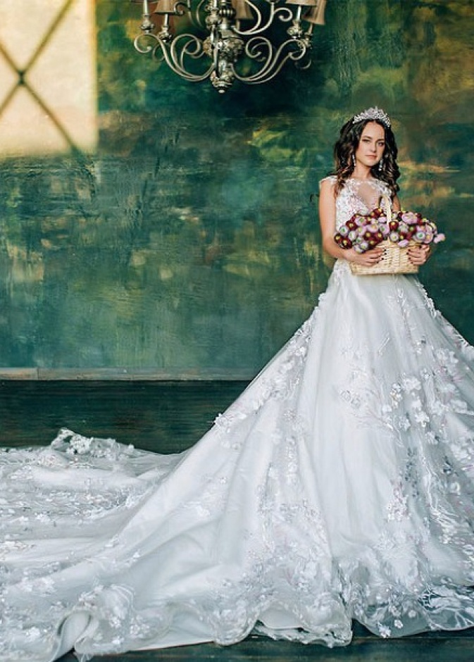 فستان عرس بذيل طويل مشكوك ومزين بالورود