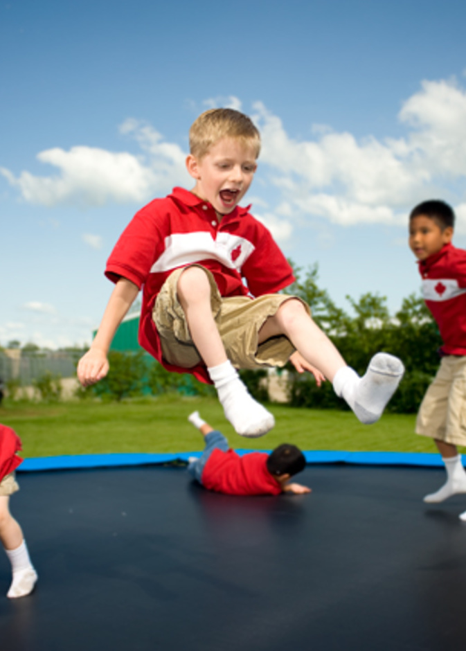 5 مخاطر تهدد سلامة طفلكِ بسبب لعبة الترامبولين