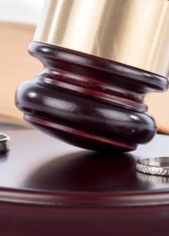 سعودية تنتقم بالقانون وتطالب بسجن زوجها وضرتها